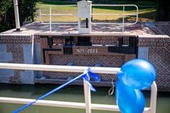 De balk met de jaartallen die herinnert aan de voormalige sluisdeuren