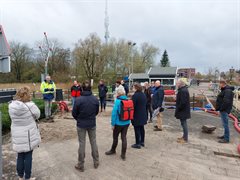 Bert de Groot staat voor een groep bestuurders.