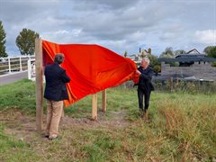 onthulling informatieborden door wethouder Jan Leendert van den Heuvel en hoogheemraad Bert de Groot
