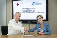 Ondertekening van de samenwerkingsovereenkomst door secretaris-directeur Cis Apeldoorn van De Stichtse Rijnlanden en Rode Kruisdirecteur Harm Goossens.