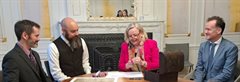 ‘Kameraar’ Tanja van Gurp van De Stichtse Rijnlanden, de opvolgster van Dirck Modé, schrijft de rente bij op de ‘allonge’ van de obligatie