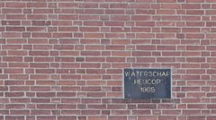 Gevelsteen van waterschap Heijcop in de muur van gemaal Galecop