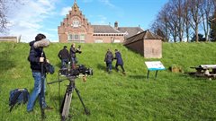 Opnamen maken bij het dijkhuis in Jaarsveld