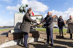Bernard de Jong overhandigt een schilderij aan de dijkgraaf van Rijnland